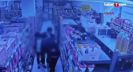Oğlunu darbettiğini öne sürdüğü market çalışanını yumruklayıp tekmeledi