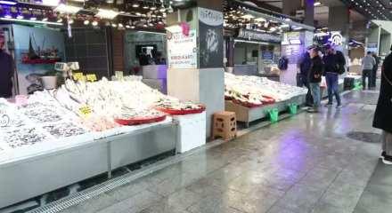 Ortahisar’da balık fiyatları düştü: Hamsi 75 liradan satışta