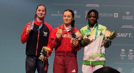 Riyad'da kadın halterciler tarih yazdı! Madalyalarını Atatürk'e armağan ettiler