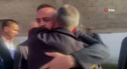 Şehit babası MHP'li başkana sarılıp "Beni Devlet Bahçeli'ye götürün" dedi