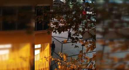 Sultangazi'de gençler parkta birbirlerine acımasızca saldırdı