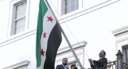 Suriye'den tarihi adım! Ülkenin yeni bayrağı, Londra'da dalgalanmaya başladı