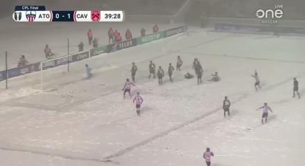 Tekrar tekrar izlemelik! Kar yağışı altında röveşata golü