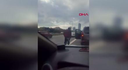 Ümraniye'de trafikte tartıştığı aracın camını yumrukladı