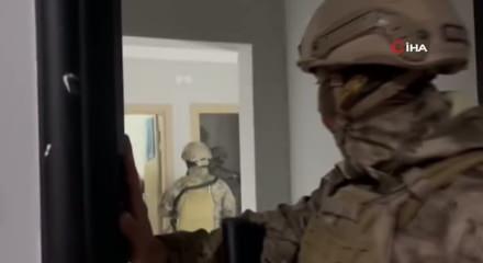  Uyuşturucu baskını film sahnelerini aratmadı: Klozete döktüler, saklamaya çalıştılar