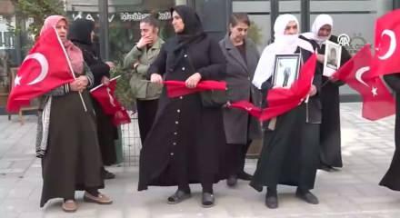 Vanlı aileler DEM Parti binası önündeki "evlat nöbeti"ni sürdürdü