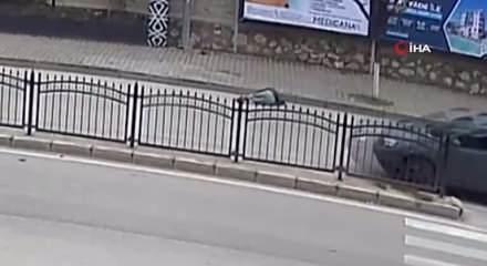 Yaya geçidinde geçen yayalara araba çarptı! Feci kazada 1 kişi hayatını kaybetti