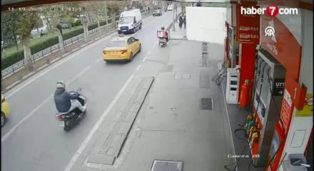 Ambulansa yol vermek için duran motosikletliye araba çarptı!