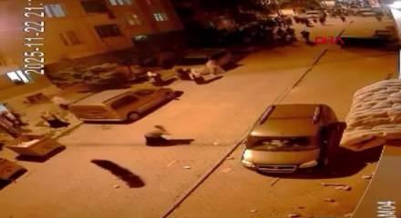 Arnavutköy'de mahalledeki taşlı sopalı kavga kamerada