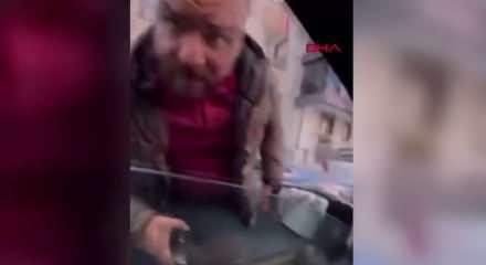 Avcılar'da ters yönden gelen sürücü, yanında eşi ve bebeği olan adama saldırdı