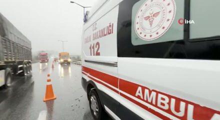 Bariyerlere çarpan tırın sürücüsü kazadan yara almadan kurtuldu