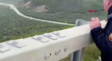 Bursa'da kağıt yüklü TIR, uçurumdan yuvarlandı: 2 ölü