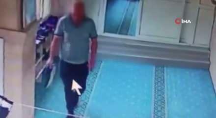 Camide ayakkabıları tek tek inceleyen hırsız gözüne kestirdiğini çalıp uzaklaştı