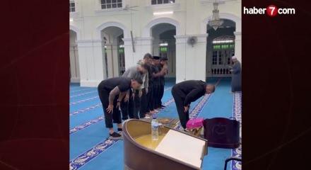 Efsane sporcu Khabib Nurmagomedov, cemaate namaz kıldırdı