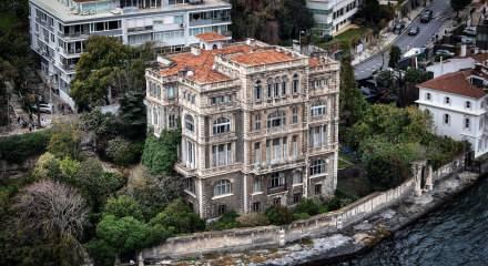  İstanbul Boğazı’nın en ihtişamlı binalarından Zeki Paşa Yalısı yeni sahibini bekliyor
