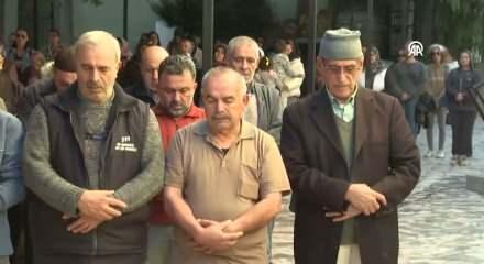 İzmir’de hayvansever Şule Çörekçi’nin cenazesinde gözyaşları: 30 kedisiyle birlikte hayatını kaybetmişti