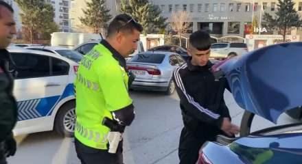 Jandarmadan kaçtı kafede kahve içerken yakayı ele verdi, basına saldırdı