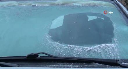 Kars eksi 13'ü gördü: Araç camları buz tuttu