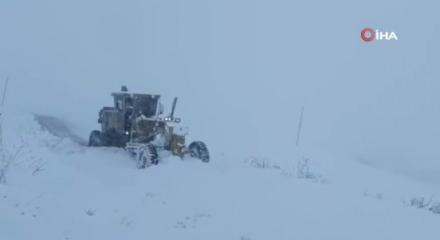 Hakkari'de kardan kapanan 9 köy ve 21 mezra yolu ulaşıma açıldı