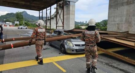 Malezya'da feci kaza: Tonlarca ağırlıktaki metal kirişlerin altında kaldı