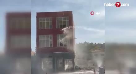 Mersin’de 2 katlı bina titreşimle yıkıldı