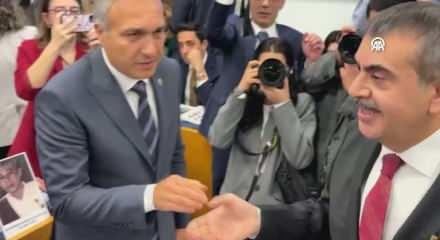 Bütçe Komisyonu'nda Bakan Tekin'in CHP'li Ağbaba'ya " Bu karneden dolayı sana sıfır veriyorum" sözleri herkesi güldürdü