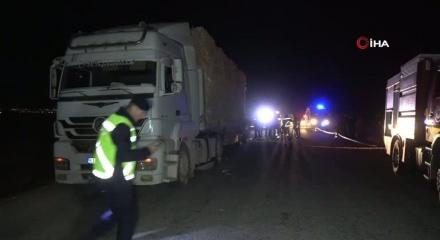 Otomobil tırın altına girdi! Karı-koca olay yerinde can verdi