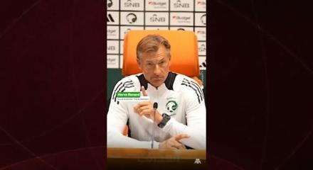 Fransız teknik direktör, ezan okunduğu sırada basın toplantısına ara verdi