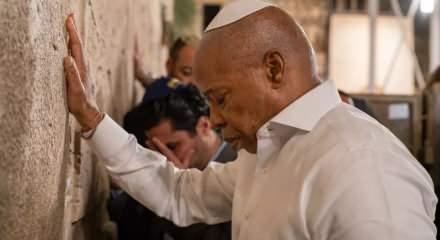 Seçimi Müslüman adaya kaybetti, ilk iş İsrail'e gidip ağlamak oldu