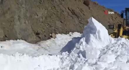 Şırnak’ta karla mücadele! 1 metreyi aştı...