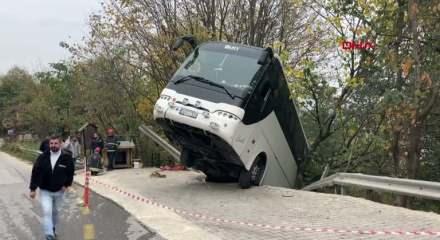 Yokuşta park edilen tur otobüs, şarampole düştü