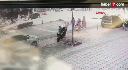 Yaya geçidinde dururken otomobilin arkasından vurduğu taksi, anne ile bebeğine çarptı