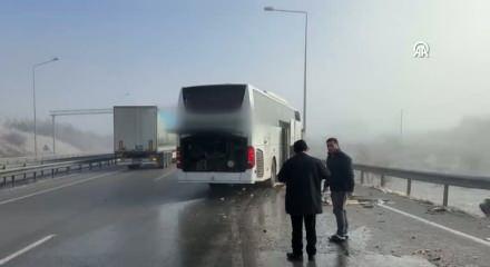  Yolcu otobüsü ile tırın çarpıştığı kazada 11 kişi yaralandı