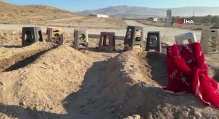 Zehirlenerek ölen anne ve 2 çocuğunun yan yana defnedildiği mezarlar görenlerin için sızlattı