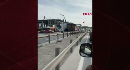 Arnavutköy'de iki kamyon kafa kafaya çarpıştı