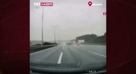 Kayganlaşan yolda tırın ters dönüp şarampole yuvarlandığı anlar kamerada