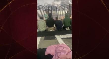 ABD'de namaz kılan Müslüman öğrenciler hedef alındı! Hakaret ve saldırı anları kaydedildi