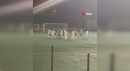 Amatör maçta futbolcular maçı bırakıp kavgaya tutuştu