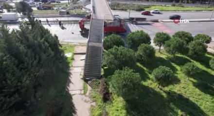 Avcılar'da iş makinesi taşıyan tır üstgeçide çarptı