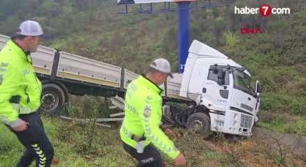Beykoz'da şarampole savrulan tırın sürücüsü yaralandı