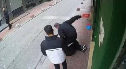 Beyoğlu’nda yere yatırıp defalarca yumruk attı: Kafasını tekmeledi