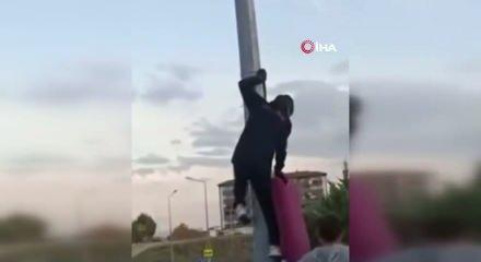 Bursa'da çocukların bayrak hassasiyeti duygulandırdı..Direğe böyle tırmandılar