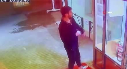 Cami kapısını yumruklayan şahsın saldırı anları güvenlik kamerasında