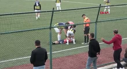 Dili boğazına kaçan futbolcuya, hakemden hayati müdahale