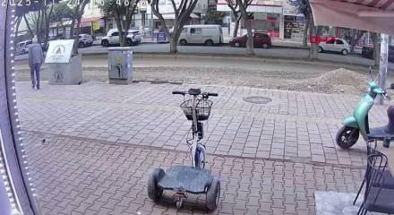 Ekmek almak için çıkmıştı; kepçenin altında kalarak öldü