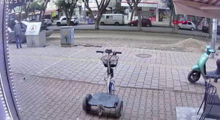 Ekmek almak için çıkmıştı; kepçenin altında kalarak öldü, kaza kamerada