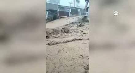  Endonezya’nın Sumatra Adası şiddetli yağışlarla mücadele ediyor!