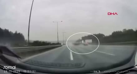 Devasa tır otobanda bir anda ters döndü! Otobanda dehşet anları