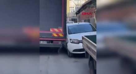 Fatih'te kamyon park halindeki araçlara çarparak sokaktan geçti
