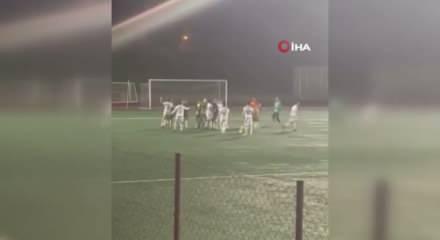 Futbolcular birbirlerini acımasızca dövdü: Kavga saniye saniye kaydedildi